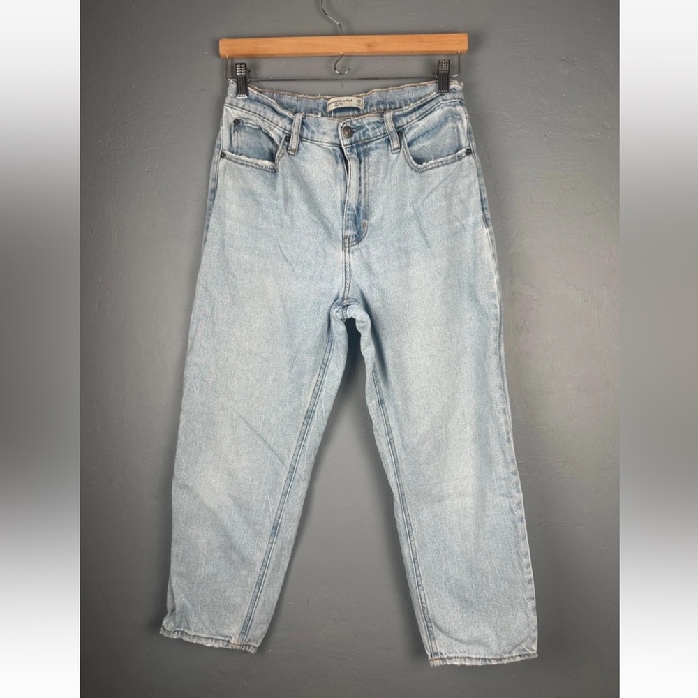 Abercrombie & Fitch Sz 27/4 The Mom High Rise Light Wash Jeans